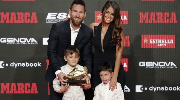 Messi y su familia: Thiago, Mateo y Antonela, tras recibir su sexta Bota de Oro