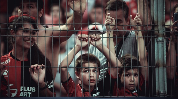 Los hinchas de Colón disfrutaron a Los Palmeras en la final de la Sudamericana