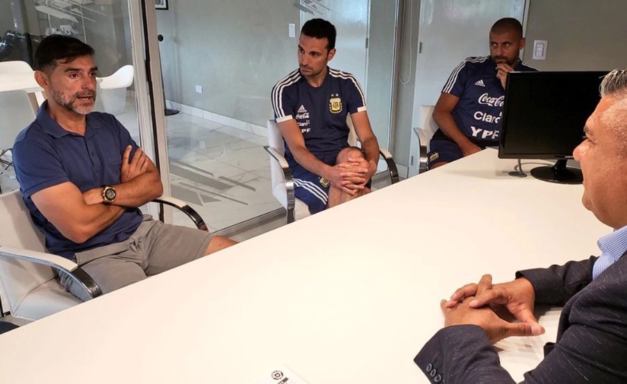 Roberto Ayala, Lionel Scaloni y Walter Samuel con Chiqui Tapia(Prensa Selección)