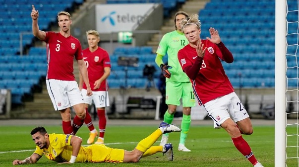 Erling Haaland metió tres goles para Noruega