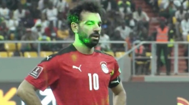 Luz láser sobre el rostro de Mohamed Salah