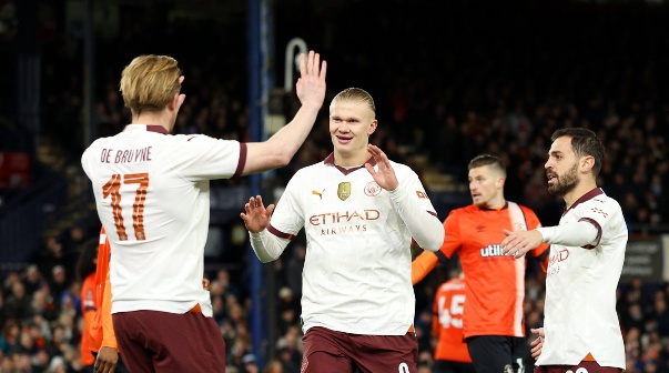 Manchester City aplastó a Luton Town en un histórico partido de Haaland