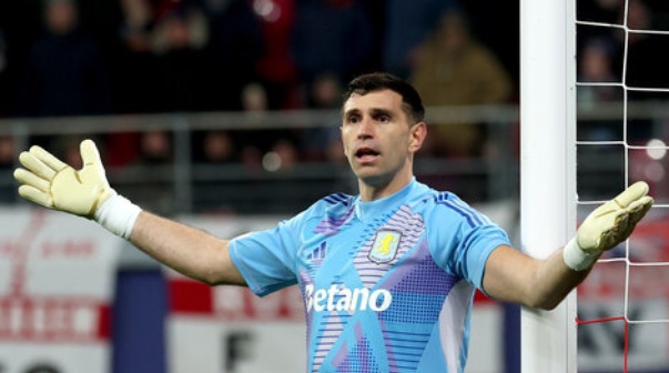 Sufre Dibu Martínez: La figura del Aston Villa que se va a la Bundesliga