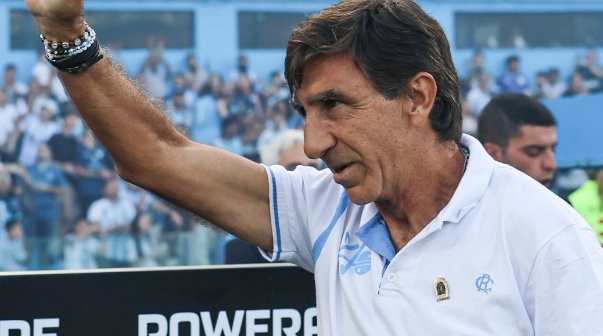 Costas sorprendió y le apuntó a un jugador de Racing: 