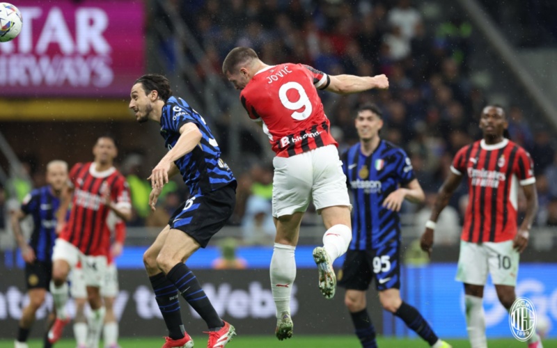 Luka Jović conectó con potencia de cabeza un preciso centro de Álex Jiménez, y adelantó al Milan&nbsp;