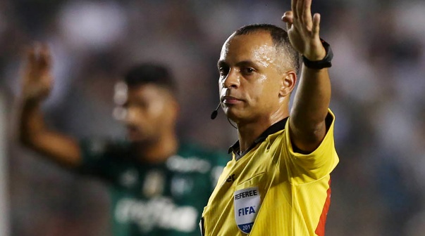 O árbitro Wilton Pereira Sampaio, do jogo entre as equipes da SE Palmeiras e Santos FC, durante partida válida pela sétima rodada, do Campeonato Brasileiro, Série A, no Estádio Urbano Caldeira (Vila Belmiro).