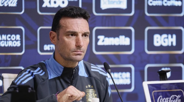 El encuentro entre el DT de México y Scaloni en el sorteo del Mundial: 