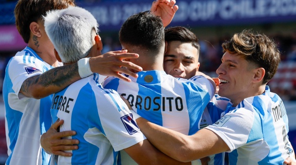 Futbol, Argentina vs Nigeria.Mundial sub 20, Chile 2025.El jugador de Argentina Alejo Sarco, centro, celebra con sus companeros tras marcar un gol contra Nigeria durante un partido de eliminacion directa de los octavos de final del mundial sub 20 realizado en el estadio Nacional de Santiago, Chile.08/10/2025Andres Pina/PhotosportFootball, Argentina vs Nigeria.U-20 World Cup Championship.Argentina’s player Alejo Sarco, center, celebrates with teammates after scoring against Nigeria during a U-20 World Cup, round of 16 knock out match, at the Nacional stadium in Santiago, Chile.08/10/2025Andres Pina/Photosport