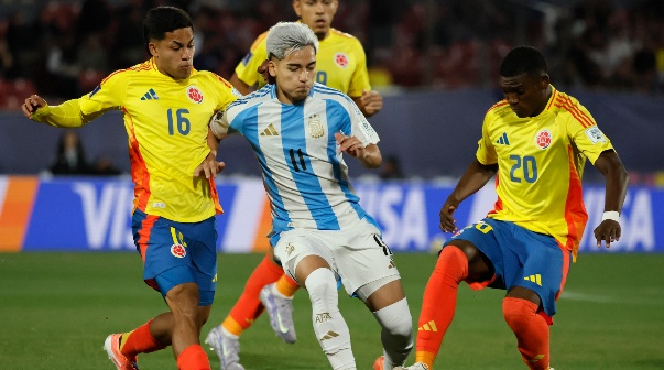 Futbol, Argentina vs Colombia.
Mundial sub 20, Chile 2025.
El jugador de Argentina Ian Subiabre, centro, disputa el balon con Joel Romero y Joel Canchimbo de Colombia durante el partido de la semifinal del mundial sub 20 realizado en el estadio Nacional de Santiago, Chile.
15/10/2025
Andres Pina/Photosport
Football, Argentina vs Colombia.
U-20 World Cup Championship.
Argentina’s player Ian Subiabre, center, vies for the ball with Joel Romero and Joel Canchimbo of Colombia during a U-20 World Cup semifinal match, at the Nacional stadium in Santiago, Chile.
15/10/2025
Andres Pina/Photosport