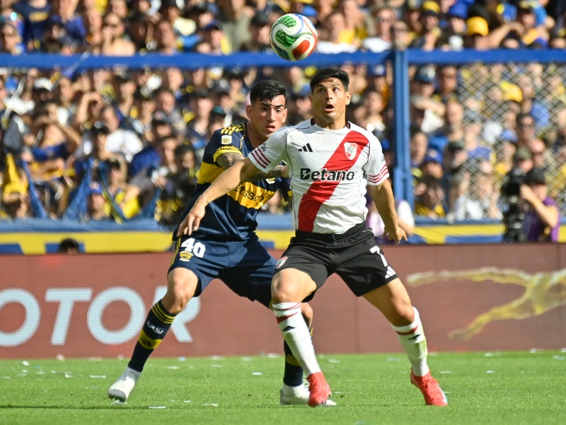 El durísimo codazo de Ayrton Costa a Maxi Salas en Boca vs. River