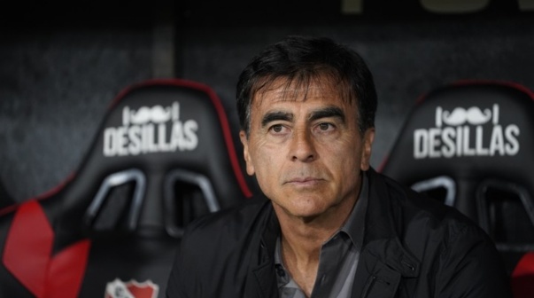 El jugador multicampeón con Racing que rescindió contrato e interesa en Independiente
