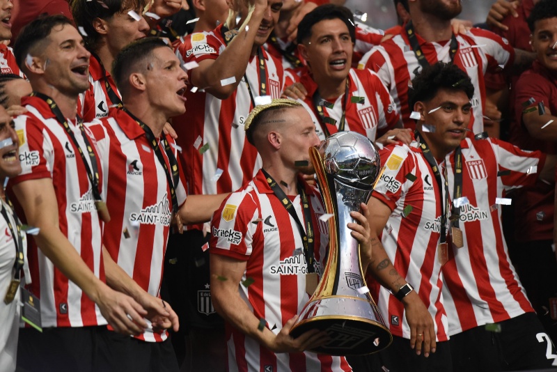 Santiago Ascacíbar fue ofrecido a Boca, y el Xeneize lo analiza