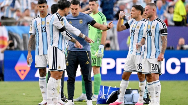 Scaloni reveló qué habló con Paredes en medio del partido ante Suiza