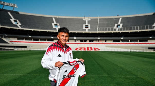 Thiago Almada en el Monumental
