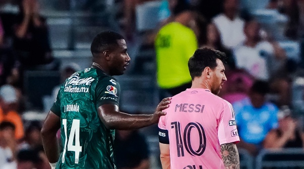 Lionel Messi y Johan Romaña en el partido entre Inter Miami y León por la Leagues Cup