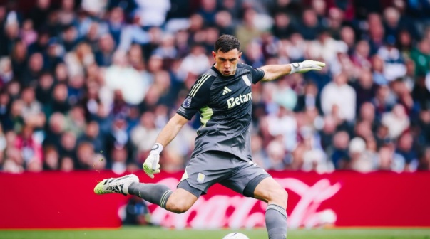 Dibu Martínez en el partido de Aston Villa vs. Sunderland