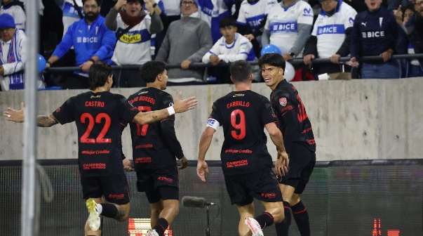 Futbol, Universidad Catolica vs Estudiantes de La Plata.
Copa Libertadores 2026.
El jugador de Estudiantes de La Plata Joaquin Correa, centro, celebra tras marcar un gol contra Universidad Catolica durante el partido de octavos de final de Copa Libertadores disputado en el Claro Arena de Santiago, Chile.
18/08/2026
Dragomir Yankovic/Photosport
Football, Universidad Catolica vs Estudiantes de La Plata.
2026 Copa Libertadores Championship.
Estudiantes de La PlataÕs player Joaquin Correa, center, celebrates after scoring against Universidad Catolica during round 16 Copa Libertadores Championship match at Claro Arena stadium in Santiago, Chile.
18/08/2026
Dragomir Yankovic/Photosport