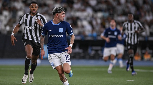 Racing player Martirena Torres, during a match between Botafogo and Racing, valid for the 2026 Copa Sudamericana, at the Nilton Santos stadium, on Wednesday night.