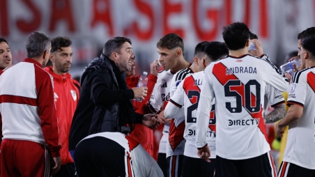 Eduardo Coudet habla con los jugadores en el partido de la Copa Sudamericana entre River Plate y Santa Fe en el estadio Monumental, en Buenos Aires.