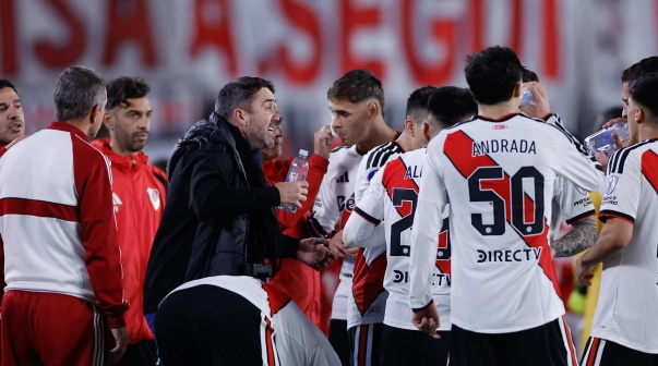 Eduardo Coudet habla con los jugadores en el partido de la Copa Sudamericana entre River Plate y Santa Fe en el estadio Monumental, en Buenos Aires.