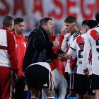 Eduardo Coudet habla con los jugadores en el partido de la Copa Sudamericana entre River Plate y Santa Fe en el estadio Monumental, en Buenos Aires.
